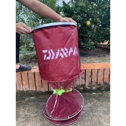 SIÊU RẺ] Rọng Đựng Cá cao cấp DAIWA , màu đỏ và xanh , khung inox chắc chắn , chất liệu lưới viên cao su không thấm nước 8