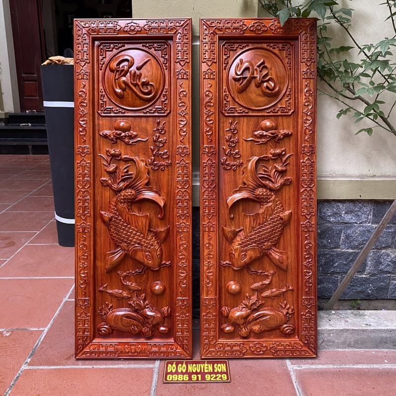 Tranh cá chép " Lý ngư vọng nguyệt " gỗ hương , khung ván dày 4cm
