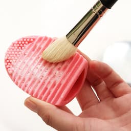 Miếng rửa cọ - Trứng vệ sinh cọ trang điểm Silicon, tạo bọt làm sach cọ-Hity Beauty 2