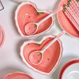 Set Chén bát sứ hình trái tim họa tiết dâu tây hồng Tặng kèm thìa sứ 2