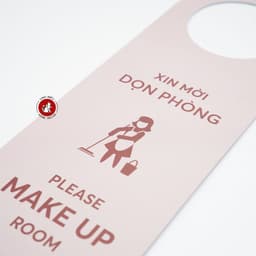 Thẻ dọn phòng, treo cửa khách sạn, homestay, resort 2 mặt song ngữ Anh Việt - PVC cán mờ, không bám vân tay, dáng móc 8