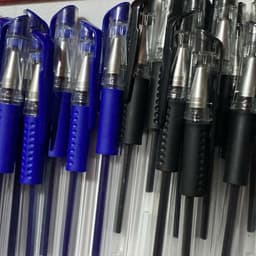 "Bút bi gel nước Combo 50 cây - mực viết nhanh khô, tiện dụng cho mọi nhu cầu."(giadungtranlinh) 1