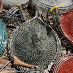 Vợt Inox Đan Tay Thủ Công Có Gân Bền Chắc, Nhiều Kích Cỡ, Đa Năng Vớt Cá Xúc Ốc Bắt Cua Nước Ngọt Nước Mặn- giá 1 chiếc 2