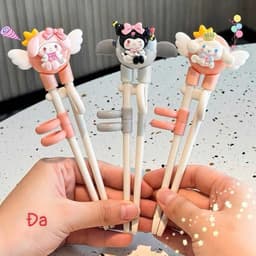 VOICON-[DA72] Đũa tập ăn cho bé họa tiết Kuromi siêu dễ thương 3 màu sắc ngẫu nhiên đóng gói an toàn trong túi bóng 2