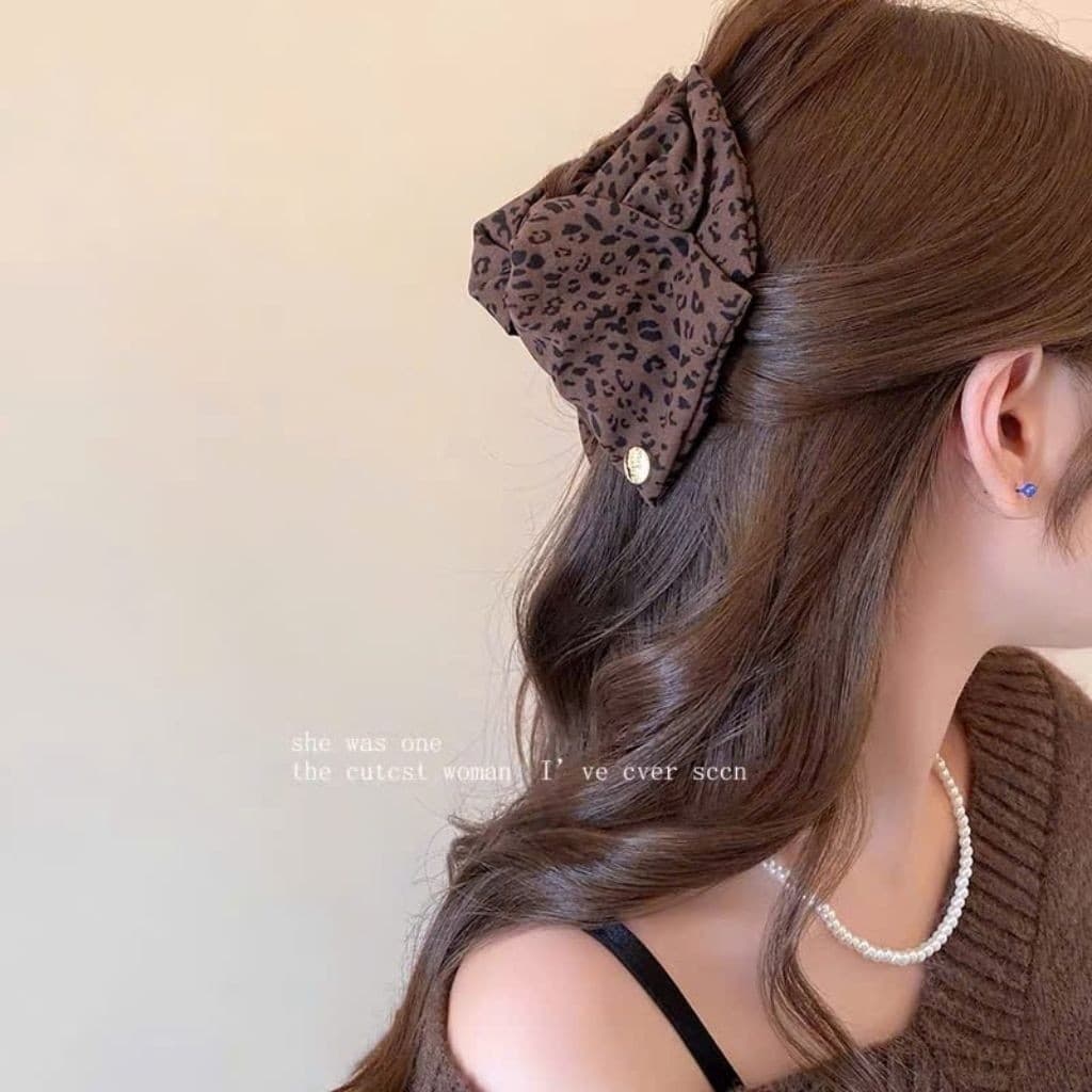 kẹp tóc hoạ tiết báo sang chảnh