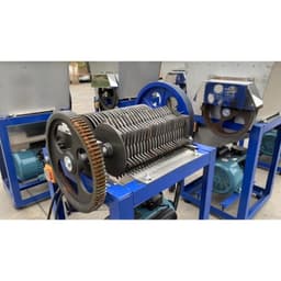 Máy cắt thái thực phẩm như cá mè, cá tép, cá lành canh, cắt nhanh và đều đạt 200-250kg/h. 4
