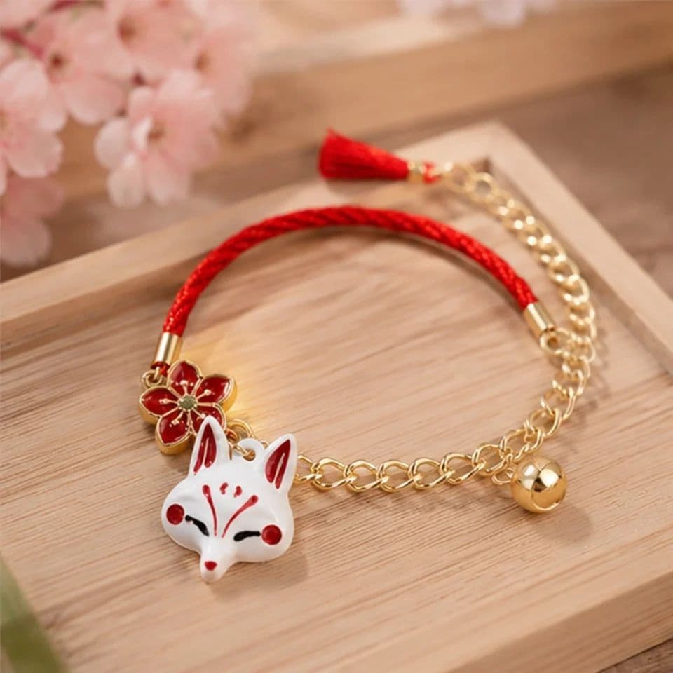 Vòng Tay Cáo Kitsune Hoa Anh Đào Nhật Bản – Lắc Tay Dây Đỏ Kết Hợp Xích Chuông May Mắn Phong Cách Cổ Trang