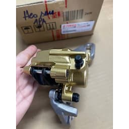 Cụm heo dầu sau Exciter 150 có sẵn bát và má phanh đĩa đi kèm (1PAF580W0100 - Cụm Phanh Dầu
) 3