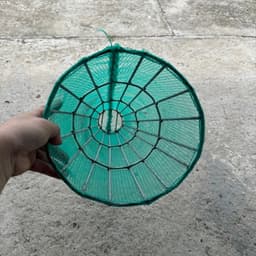 Chọ rỏ chặn rác ống bọng phi (250 giảm dần về 100) chất liệu kẽm, bọc lưới xanh. Dùng chắn rác cấp thoát nước 3