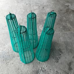 Chọ rỏ chặn rác ống bọng phi (250 giảm dần về 100) chất liệu kẽm, bọc lưới xanh. Dùng chắn rác cấp thoát nước 7