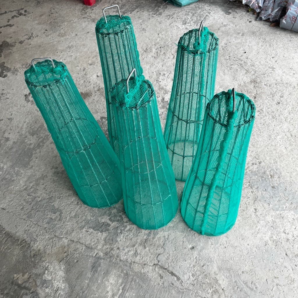 Chọ rỏ chặn rác ống bọng phi (250 giảm dần về 100) chất liệu kẽm, bọc lưới xanh. Dùng chắn rác cấp thoát nước