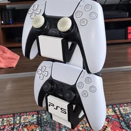 Giá Đỡ Tay Cầm PS5 Dạng Đứng, Kệ Để Tay Cầm PS5 Để Bàn Gọn Góc Gaming – In 3D 5