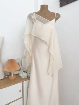 Đầm lụa hai dây dự tiệc màu nude dáng dài sexy kèm voan che trước ngực Xukadress 6