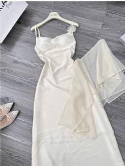 Đầm lụa hai dây dự tiệc màu nude dáng dài sexy kèm voan che trước ngực Xukadress 7