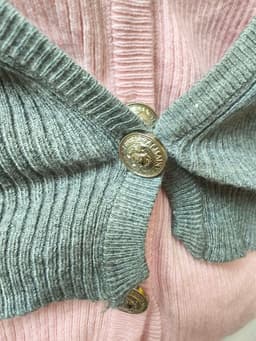 [2hand] Áo len mongtoghi dáng yếm phối khoác cardigan xám hồng co giãn freesize <58kg cúc đồng 4