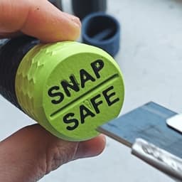 Hộp Bẻ Lưỡi Dao Rọc Giấy An Toàn SnapSafe 3D – Hộp Chứa Lưỡi Dao Gãy Có Nắp Vặn Tiện Lợi 2
