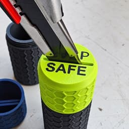 Hộp Bẻ Lưỡi Dao Rọc Giấy An Toàn SnapSafe 3D – Hộp Chứa Lưỡi Dao Gãy Có Nắp Vặn Tiện Lợi 1