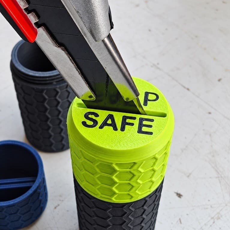 Hộp Bẻ Lưỡi Dao Rọc Giấy An Toàn SnapSafe 3D – Hộp Chứa Lưỡi Dao Gãy Có Nắp Vặn Tiện Lợi