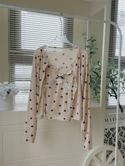 Set 2 món áo 2s cổ tim viền ren và áo khoác cardigan dài tay in trái tim chất thun giấy 9