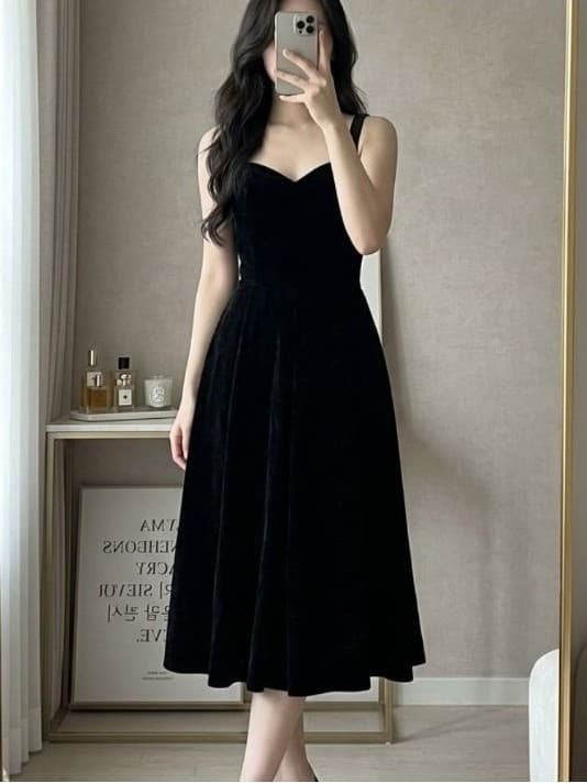 [2hand] Đầm nhung 2 dây đen cúp ngực dáng xoè lót tơ tôn dáng size S