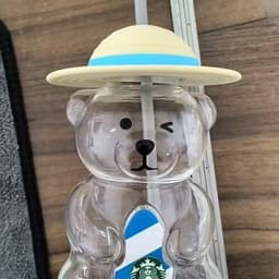 ĐEN _ STORE ( KÈM ẢNH THẬT ) Bình Nước Thủy Tinh Hình Gấu STB Đội Mũ Kèm Ống Hút Bình Gấu Bearbrick 9