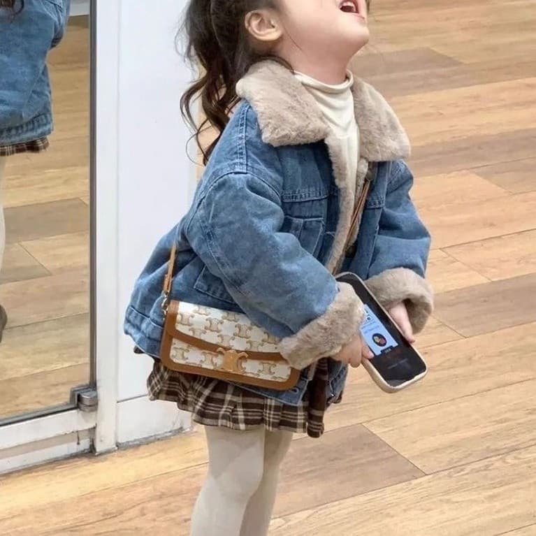 Áo Khoác Bò Cho Bé Lót Lông Dày Dặn Cổ Lông Ấm Áp Phong Cách Hàn Quốc Áo Jeans Thu Đông Cho Bé Trai Bé Gái