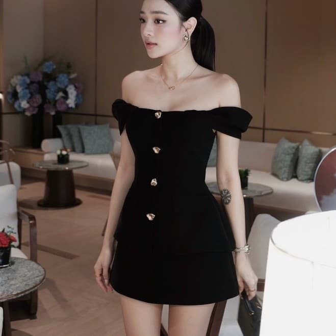Set áo ren trễ vai nút vàng chân váy a sang trọng hiện đại