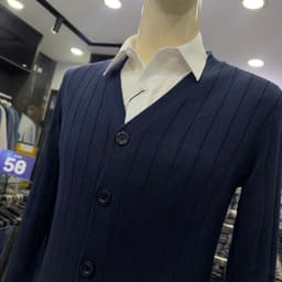 Áo len nam Owen màu xanh tím than hoạ tiết chìm cổ tim cài khuy cardigan regular fit ALD266505_NA 2