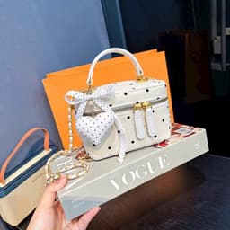 Túi xách nữ kiểu Hàn Quốc dáng hộp chấm bi có nơ và móc khoá trái tim chất lượng cao. 5