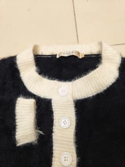 [2hand] Áo cardigan len lông dáng croptop đen phối kem size XS S 4