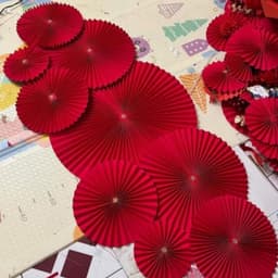 20 tờ giấy gấp quạt đỏ nhung trang trí khổ 55*80cm, giấy gập quạt có nếp gấp sẵn - Xinh Decor 3