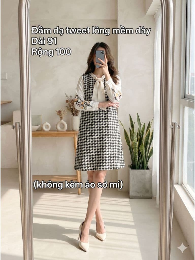 [2hand] Đầm dạ tweet lông mềm dày sát nách cổ V freesize đến L