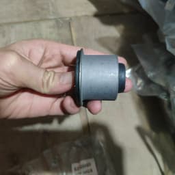 Cao su càng A trên dưới Chevrolet Colorado 6