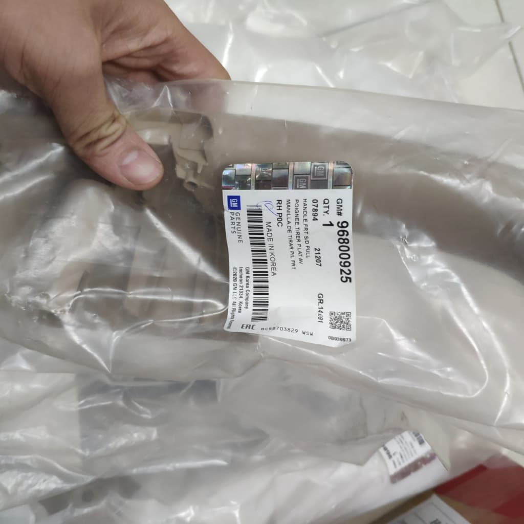 Tay đóng cửa trong Captiva màu vàng hàng chính hãng 96800925-96800923-96800929-96800930