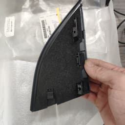 Ốp tam giác góc chữ A dưới Gương xe Captiva hàng chính hãng GM 1