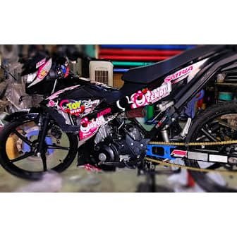 Tem rời xe Raider - Satria gấu dâu, Chất liệu PVC Cao Cấp 3 lớp, chống nước, chống phai màu