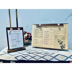 Bảng menu gỗ để bàn bằng Plywood phủ melamine màu gỗ óc chó - đế gỗ Wenge  [KHẮC LOGO MIỄN PHÍ] 1