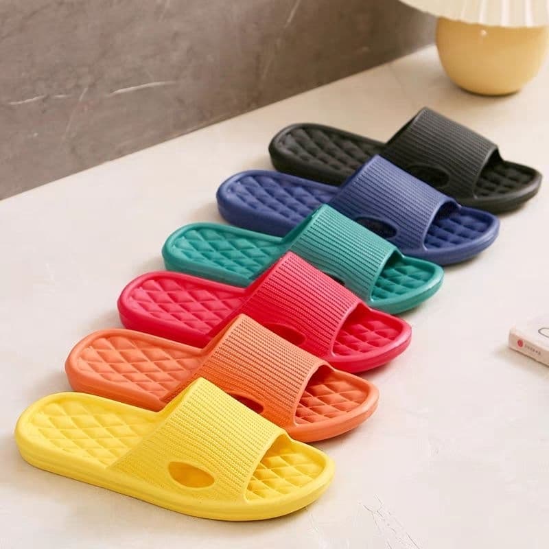 Dép đi trong nhà nguyên khối chống trơn trượt, chất liệu xốp siêu nhẹ (TRÁM) cho cảm giác thoải mái.