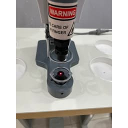 Máy đóng khoen Máy dập cúc điện tử (điện 220V) Có cảm biến chống dập tay Model XINDING 818 Gồm máy, chân, mặt bàn 3