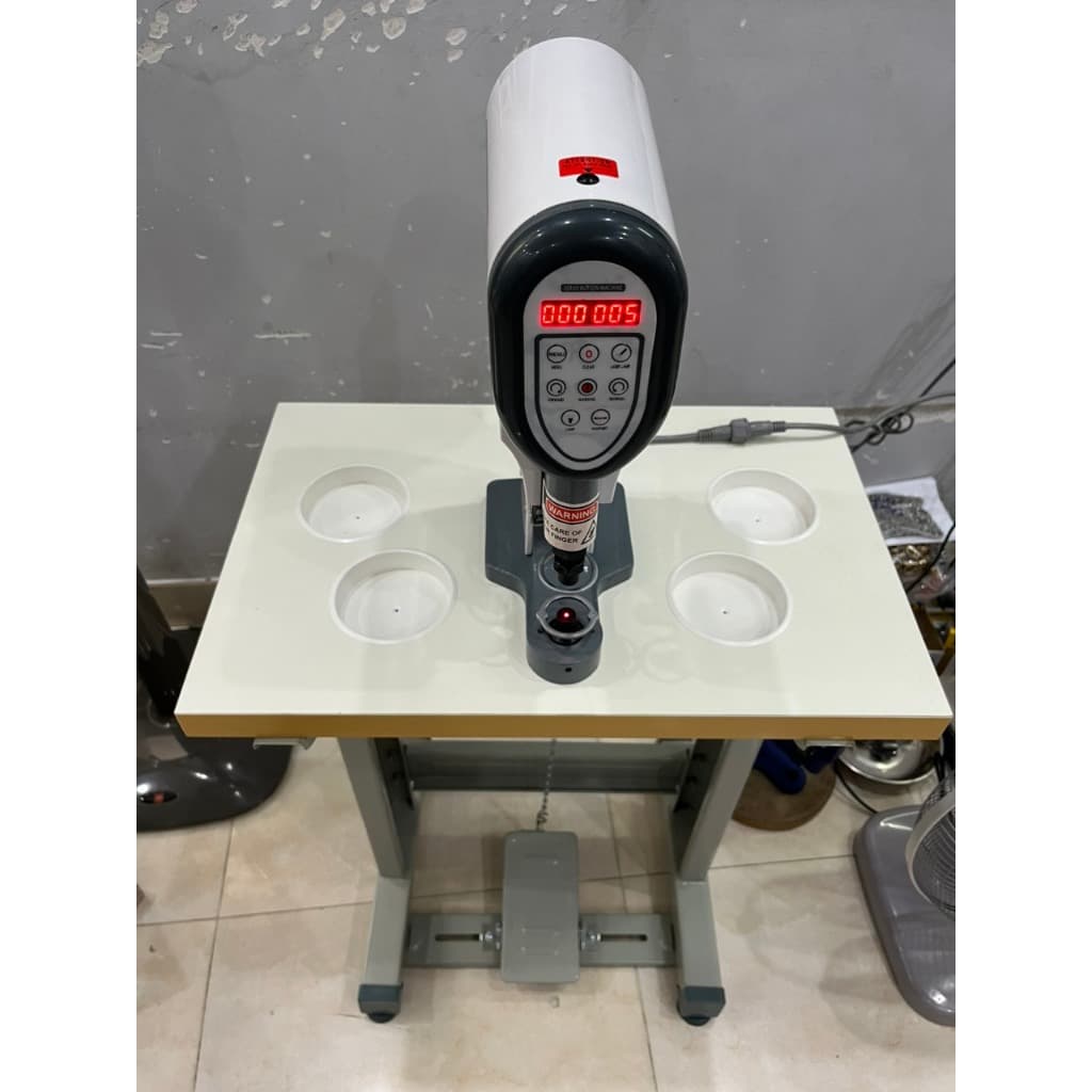 Máy đóng khoen Máy dập cúc điện tử (điện 220V) Có cảm biến chống dập tay Model XINDING 818 Gồm máy, chân, mặt bàn