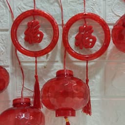 Dây đèn màn 5 chữ Phúc + 5 lồng đèn dài 4M. Gồm 5 lồng đèn thả xuống 80cm . 5 chữ phúc thả xuống 60cm. có đầu nối 6