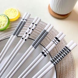 Set 5 đôi đũa gốm sứ cao cấp chịu nhiệt tốt họa tiết cực xinh kèm hộp sang xịn dùng trong gia đình hoặc làm quà tặng 4
