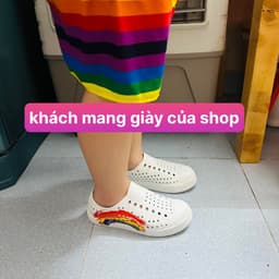 Giày nhựa NATIVE LUCHI họa tiết cầu vòng cho mẹ và bé gái bé trai 3
