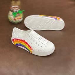 Giày nhựa NATIVE LUCHI họa tiết cầu vòng cho mẹ và bé gái bé trai 2