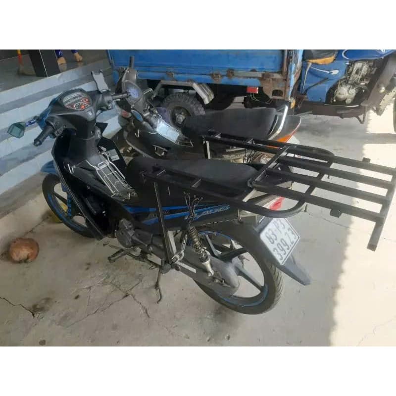 Giá chở hàng gác baga cho xe máy, mở cốp và thanh chắn chống trôi hàng.
