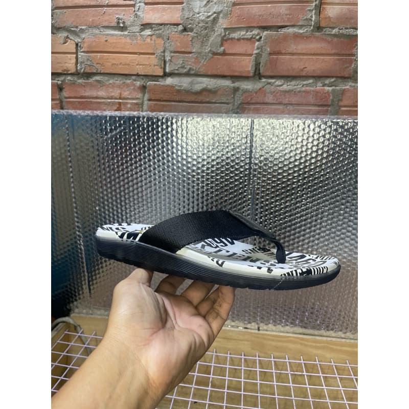 Dép kẹp nam (Dr. martens) in nổi 3D. có sine 44-38, bảo hành 6 tháng .
