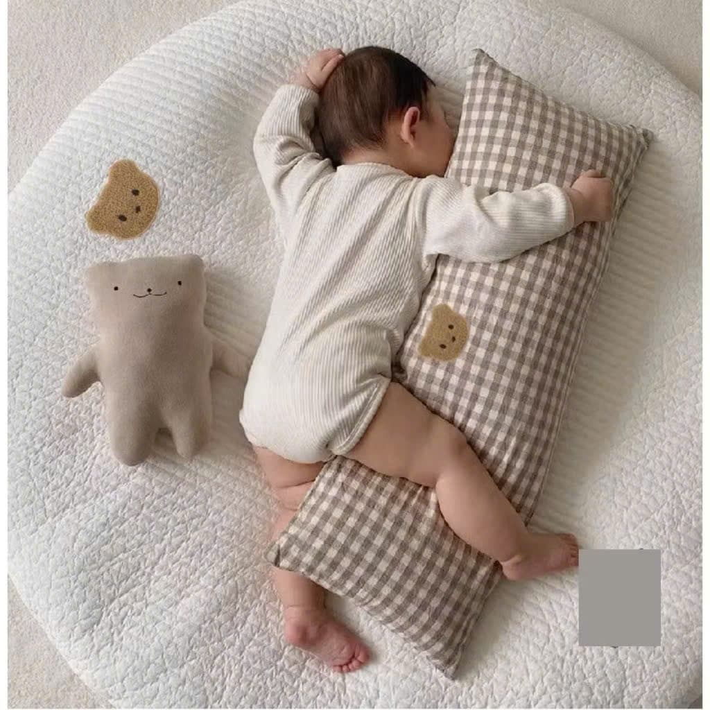 Gối ôm trẻ em LOẠI DÀI có Sticker gấu, hoạ tiết caro nâu thích hợp trẻ từ 1 tuổi trở lên phong cách Hàn Quốc