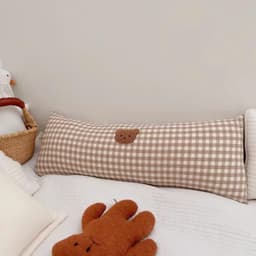 Gối ôm trẻ em LOẠI DÀI có Sticker gấu, hoạ tiết caro nâu thích hợp trẻ từ 1 tuổi trở lên phong cách Hàn Quốc 9