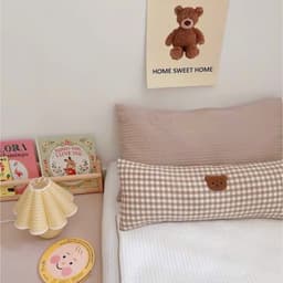 Gối ôm trẻ em LOẠI DÀI có Sticker gấu, hoạ tiết caro nâu thích hợp trẻ từ 1 tuổi trở lên phong cách Hàn Quốc 3