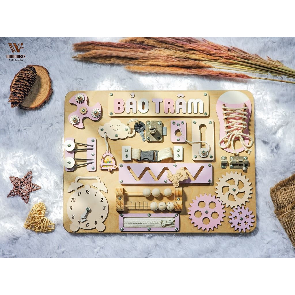 Bảng bận rộn IN TÊN RIÊNG - Busy board thương hiệu Woodness  - Đồ chơi gỗ giáo cụ Montessori - Board game